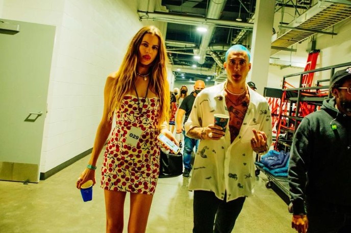 El disfraz de Halloween de Behati Prinsloo ¿es una advertencia para Adam Levine?